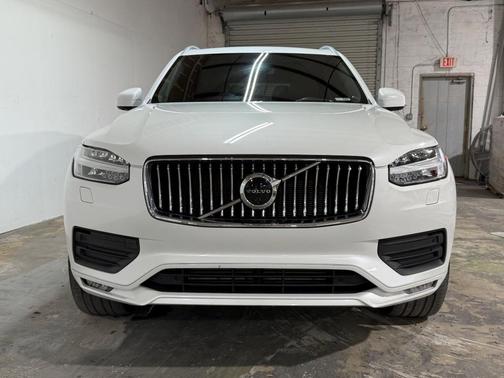 Crystal White Metallic 2020 Volvo XC90 T6 Momentum