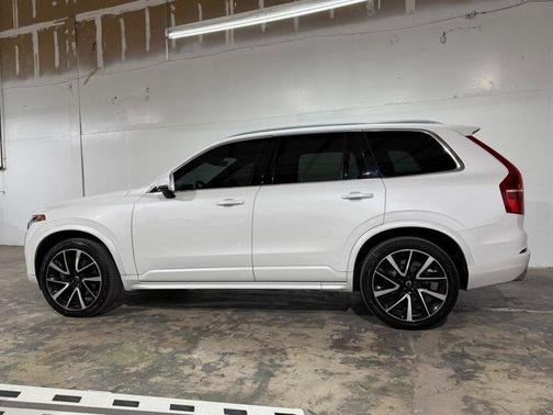 Crystal White Metallic 2020 Volvo XC90 T6 Momentum