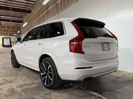 Crystal White Metallic 2020 Volvo XC90 T6 Momentum