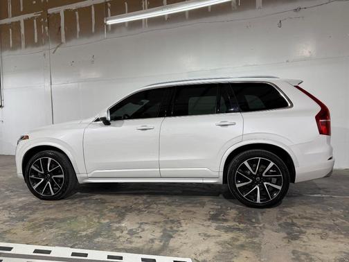 Crystal White Metallic 2020 Volvo XC90 T6 Momentum