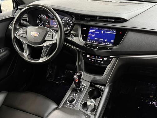 Crystal White Tricoat 2021 Cadillac XT5 Luxury