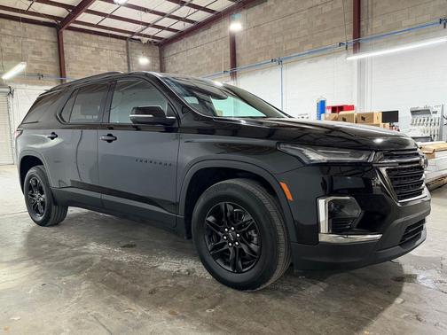 Mosaic Black Metallic 2023 Chevrolet Traverse LT Cloth