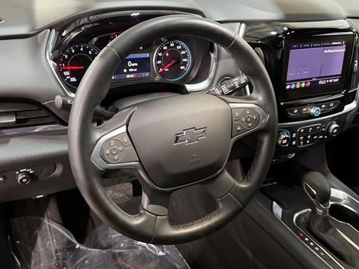 Mosaic Black Metallic 2023 Chevrolet Traverse LT Cloth