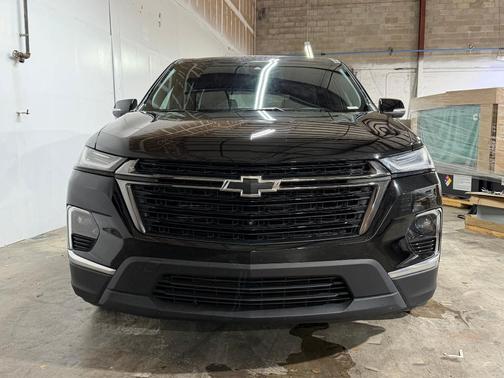 Mosaic Black Metallic 2023 Chevrolet Traverse LT Cloth