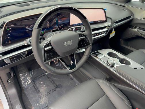 Vibrant White Tricoat 2027 Cadillac LYRIQ Sport
