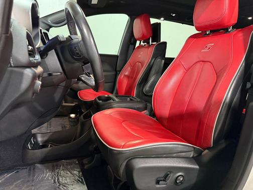 Bright White Clearcoat 2020 Chrysler Pacifica Red S Edition