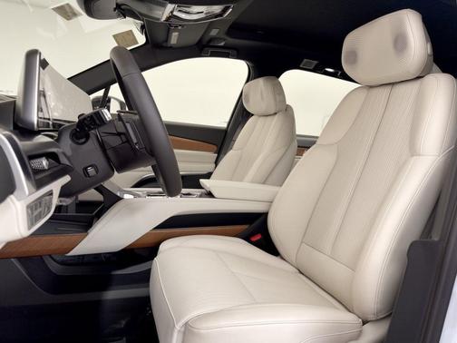 Vibrant White Tricoat 2027 Cadillac VISTIQ Sport