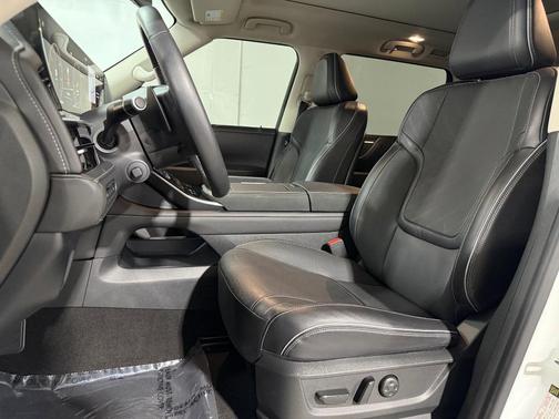 Radiant White 2025 INFINITI QX80 Luxe