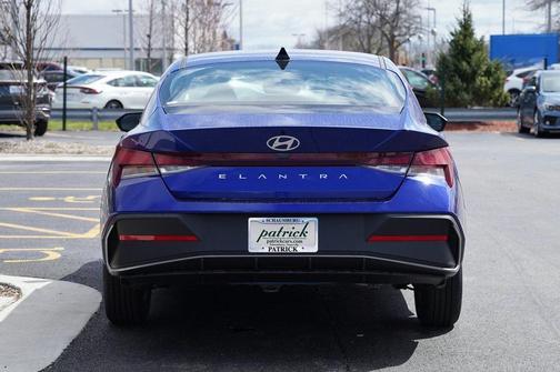 2025 Hyundai ELANTRA SE