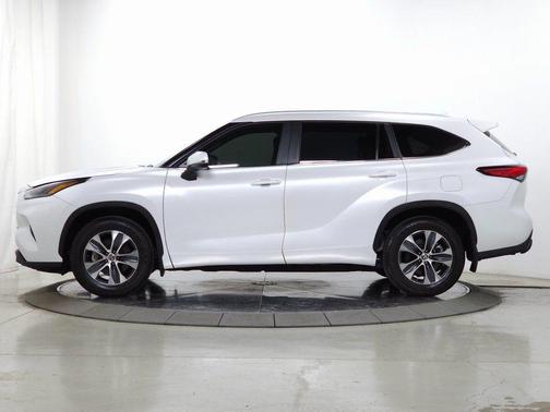 Wind Chill Pearl 2023 Toyota Highlander XLE