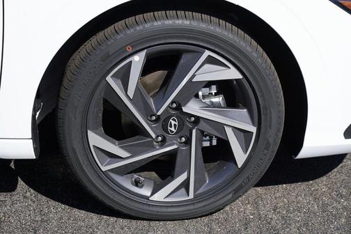 2025 Hyundai ELANTRA HEV SEL