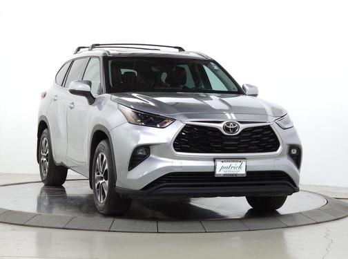 Celestial Silver Metallic 2022 Toyota Highlander XLE