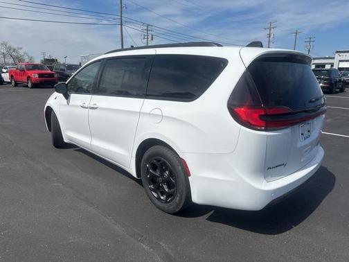 2025 Chrysler Pacifica Hybrid Premium S Appearance Pkg