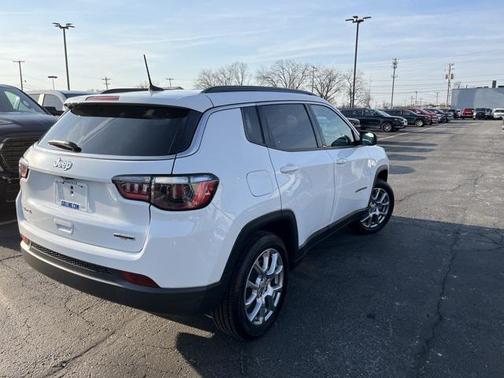 2022 Jeep Compass Latitude Lux