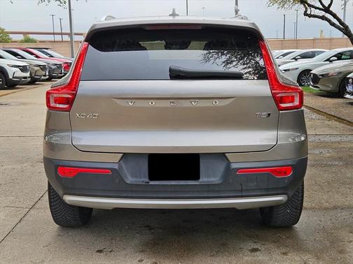 2022 Volvo XC40 T5 Momentum