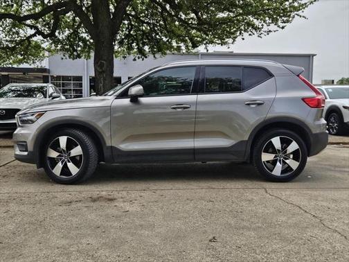 2022 Volvo XC40 T5 Momentum