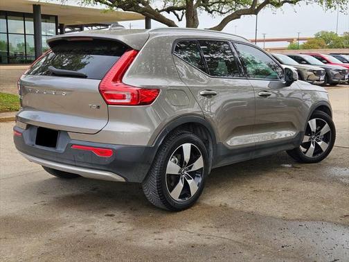 2022 Volvo XC40 T5 Momentum