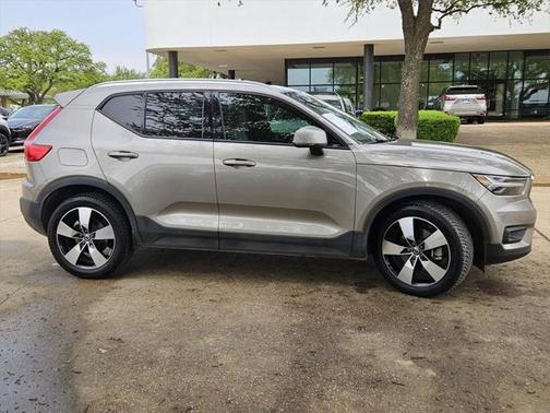 2022 Volvo XC40 T5 Momentum