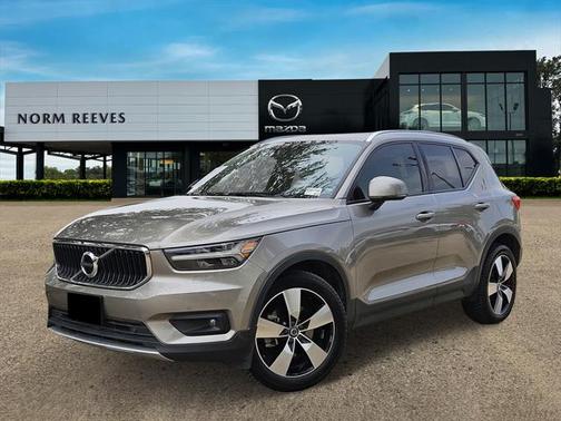 2022 Volvo XC40 T5 Momentum
