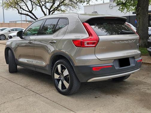 2022 Volvo XC40 T5 Momentum
