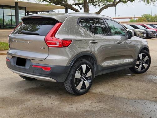 2022 Volvo XC40 T5 Momentum