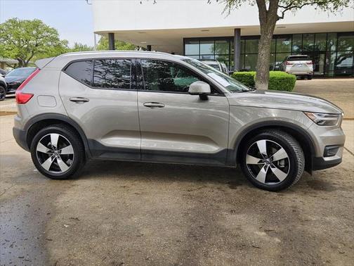 2022 Volvo XC40 T5 Momentum