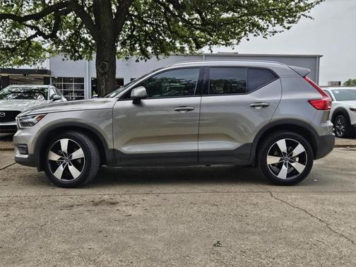 2022 Volvo XC40 T5 Momentum
