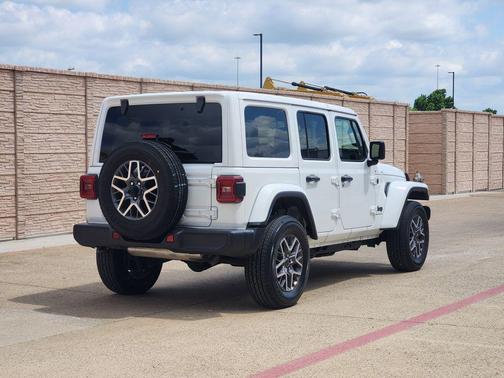 Bright White Clearcoat 2025 Jeep Wrangler 4-Door Sahara 4x4