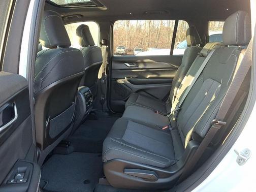 Bright White Clearcoat 2026 Jeep Grand Cherokee L Laredo