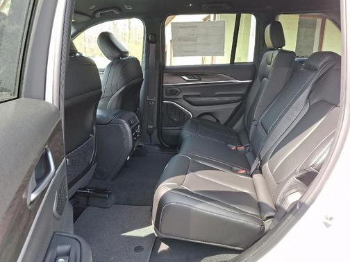 Bright White Clearcoat 2026 Jeep Grand Cherokee Limited