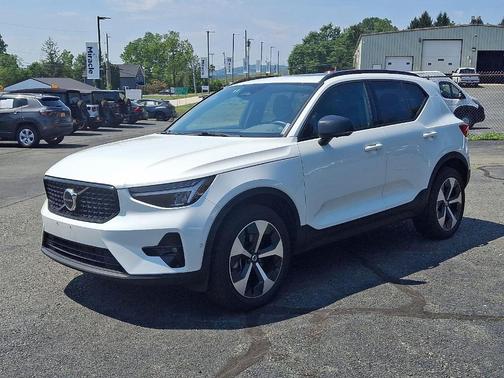 2024 Volvo XC40 B5 Plus Dark Theme