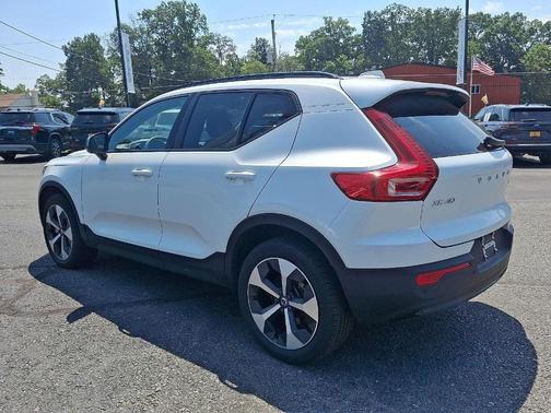 2024 Volvo XC40 B5 Plus Dark Theme