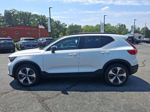 2024 Volvo XC40 B5 Plus Dark Theme