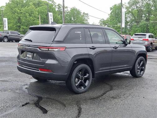 2025 Jeep Grand Cherokee Laredo
