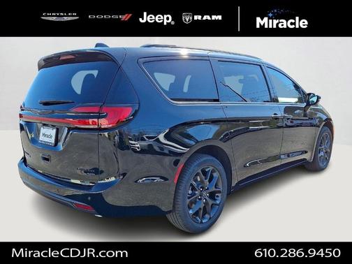 Diamond Black 2026 Chrysler Pacifica Limited