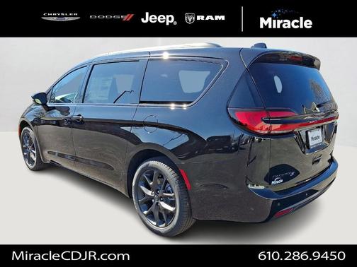 Diamond Black 2026 Chrysler Pacifica Limited