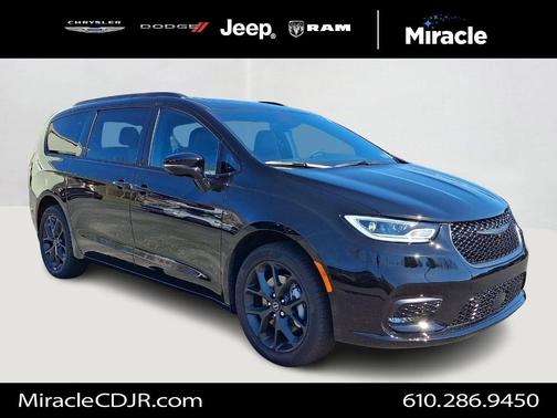 Diamond Black 2026 Chrysler Pacifica Limited