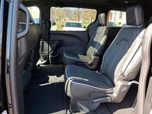 Diamond Black 2026 Chrysler Pacifica Limited