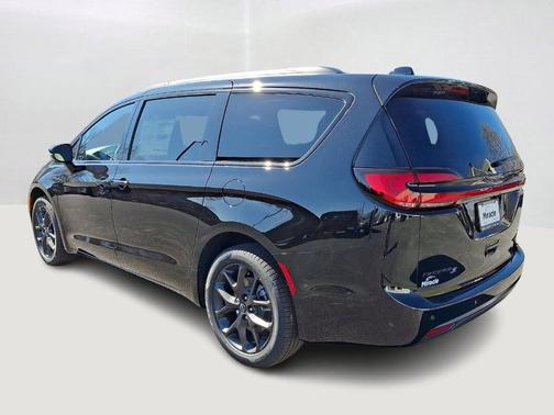 Diamond Black 2026 Chrysler Pacifica Limited