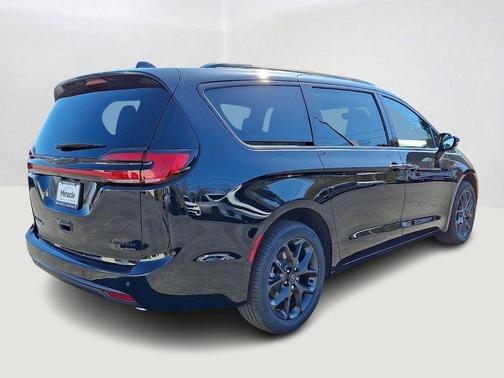 Diamond Black 2026 Chrysler Pacifica Limited