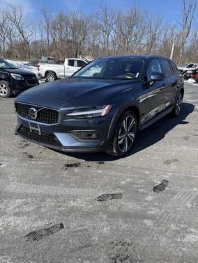 2025 Volvo V60 Cross Country B5 Plus