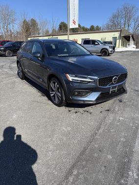 2025 Volvo V60 Cross Country B5 Plus