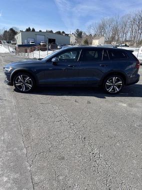 2025 Volvo V60 Cross Country B5 Plus