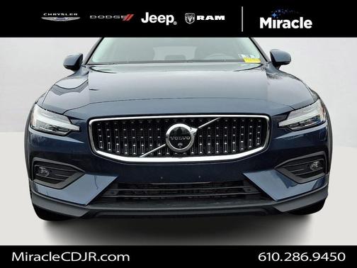 2025 Volvo V60 Cross Country B5 Plus