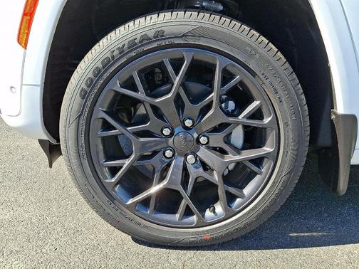 Bright White Clearcoat 2026 Jeep Grand Cherokee L Summit