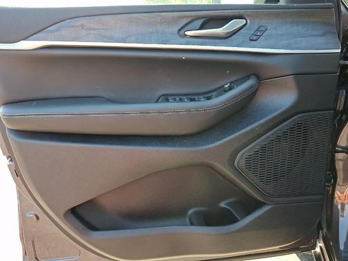 Metallic 2025 Jeep Grand Cherokee Limited