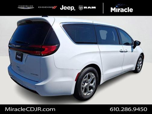 Bright White Clearcoat 2024 Chrysler Pacifica Limited