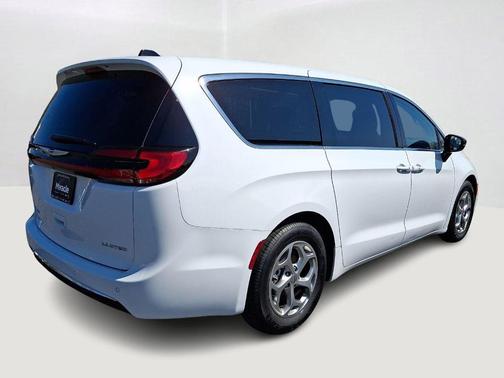 Bright White Clearcoat 2024 Chrysler Pacifica Limited