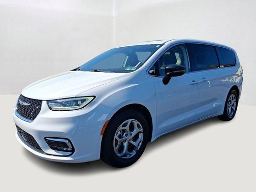 Bright White Clearcoat 2024 Chrysler Pacifica Limited