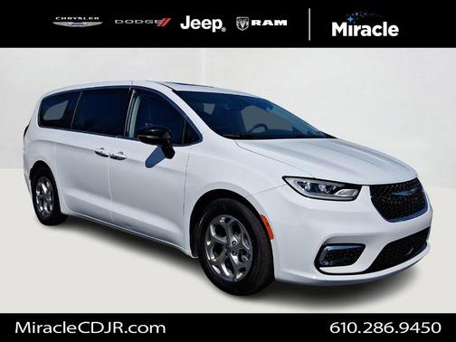 Bright White Clearcoat 2024 Chrysler Pacifica Limited